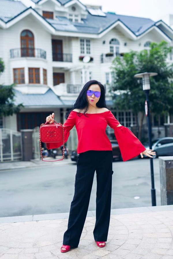 Mặc dù có phong cách khó hiểu nhưng Phượng Chanel lại được khen khi có làn da đẹp. Ở độ tuổi U50 nhưng làn da của nữ đại gia luôn căng bóng và hồng hào.