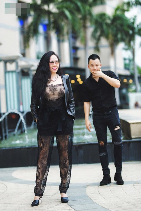 Đúng như biệt danh của mình, Phượng Chanel "sính" thương hiệu này đến mức, hầu như sự kiện nào cô cũng sử dụng ít nhất 1 món đồ của thương hiệu thời trang nổi tiếng đến từ Pháp.