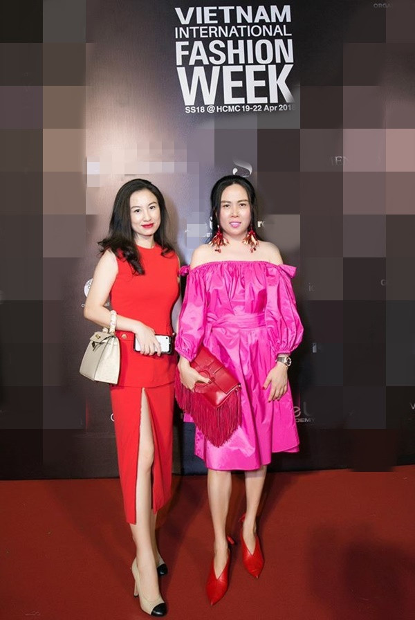 Nữ doanh nhân Phượng Chanel thường thích ''cưa sừng làm nghé'' với những bộ áo quần trẻ trung nhưng lại được mix theo style lạc quẻ.