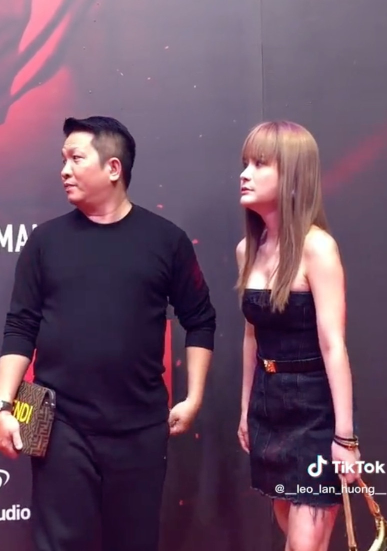 Nhan sắc trên mạng và ngoài đời của "nữ đại gia quận 7" có nhiều khác biệt, đặc biệt là khuôn mặt nhọn hoắt.