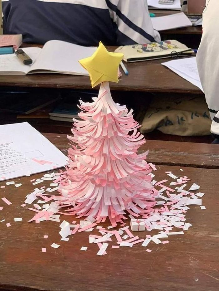 Để trang hoàng cây thông một cách hoàn hảo nhất, các bạn Gen Z đã tỉ mỉ điểm xuyến vài món đồ trang trí “nhà làm” với kích thước tí hon.