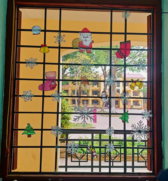 Cửa sổ cũng được teen thay áo mới với loạt icon Xmas, trang trí cho lớp học thêm màu sắc, lung linh.
