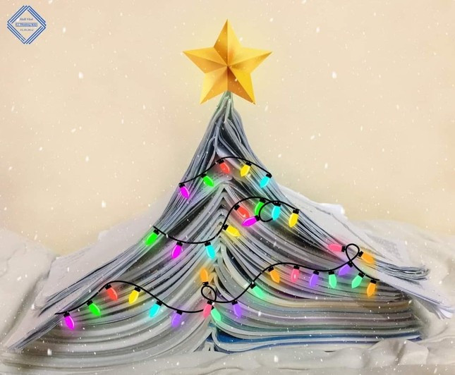 Không chỉ trang hoàng lớp học đón Giáng sinh, các bạn trẻ còn rủ nhau tạo trend làm cây thông mini bằng giấy, đất sét, mô hình nhà đón Noel...