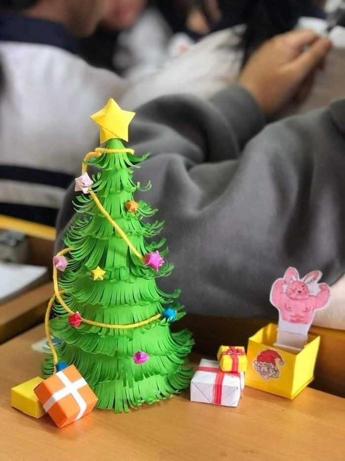 Trào lưu này bắt nguồn từ một bài chia sẻ trong group Trường Người Ta với vô số hình ảnh cây thông Noel mini và “những món quà mini size” được làm hoàn toàn bằng thủ công với nguyên liệu vô cùng quen thuộc đó là giấy.