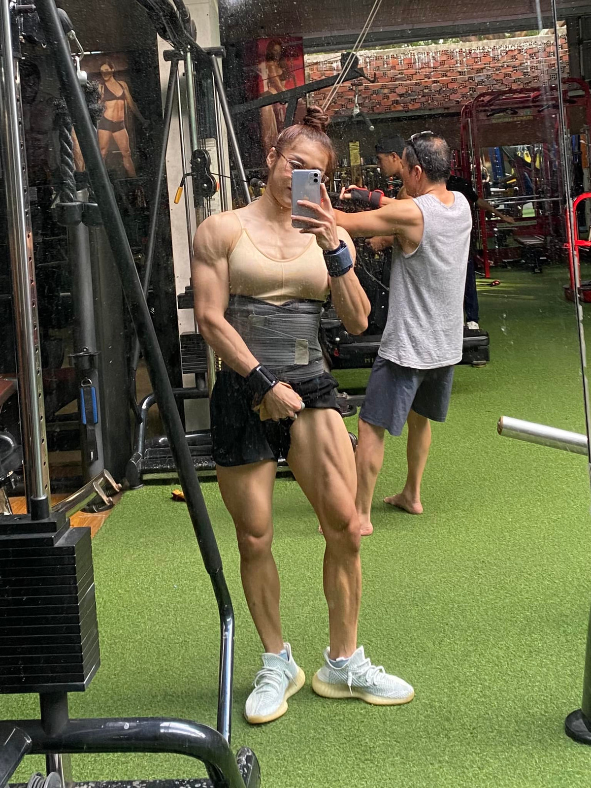 Trên trang cá nhân, Ny đăng khá nhiều ảnh chụp lúc tập luyện và vui chơi. Ngoài thời gian tập luyện, Ny thích đi du lịch, ăn uống với bạn bè. Ảnh: FBNV