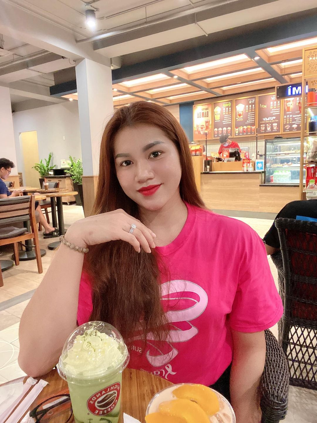 Không ít cư dân mạng bình luận và chê bai hình thể quá đô con của nữ gymer này, họ cho rằng với hình thể này không phù hợp mặc váy điệu đà.