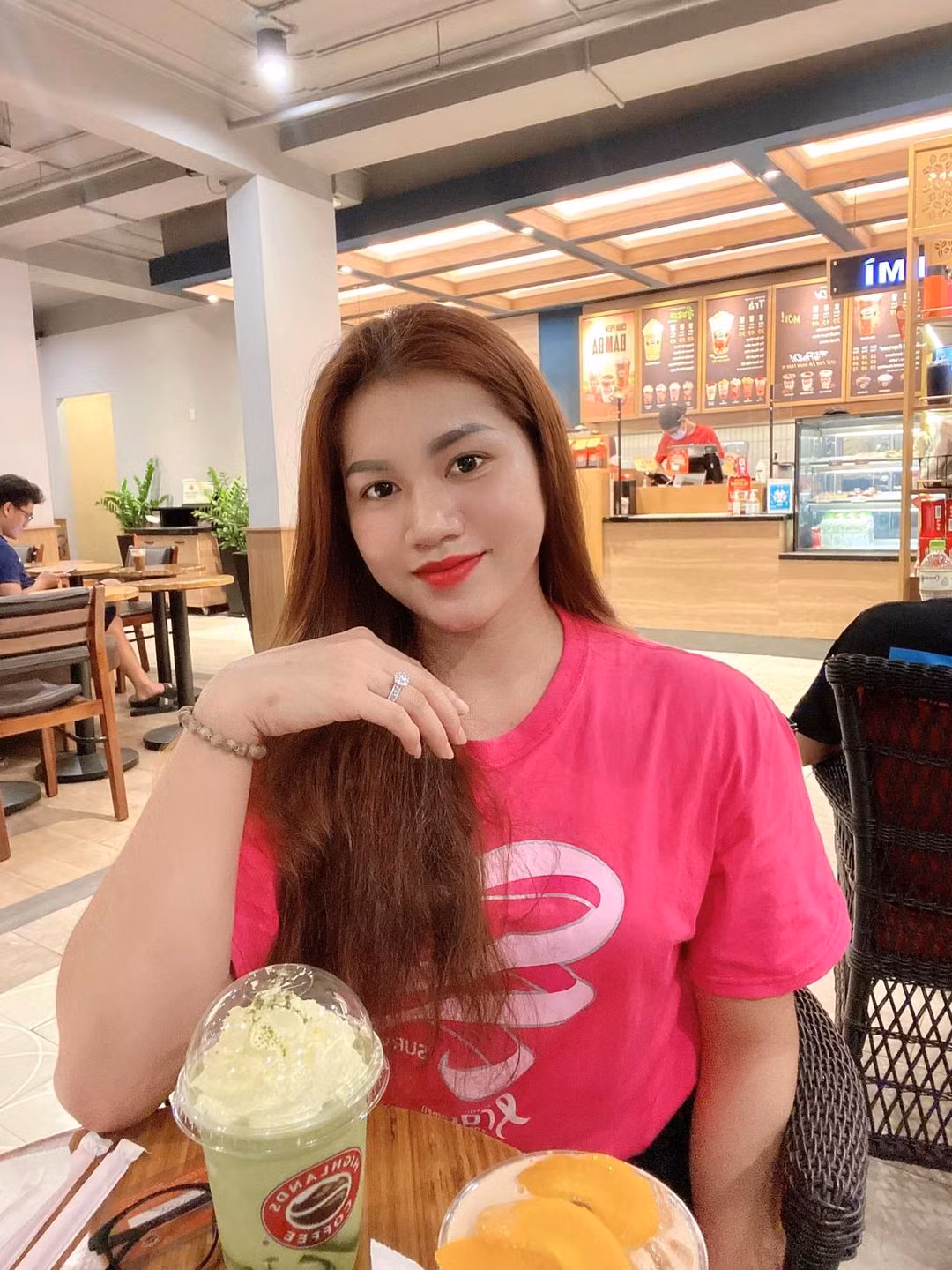 Không ít cư dân mạng bình luận và chê bai hình thể quá đô con của nữ gymer này, họ cho rằng với hình thể này không phù hợp mặc váy điệu đà.