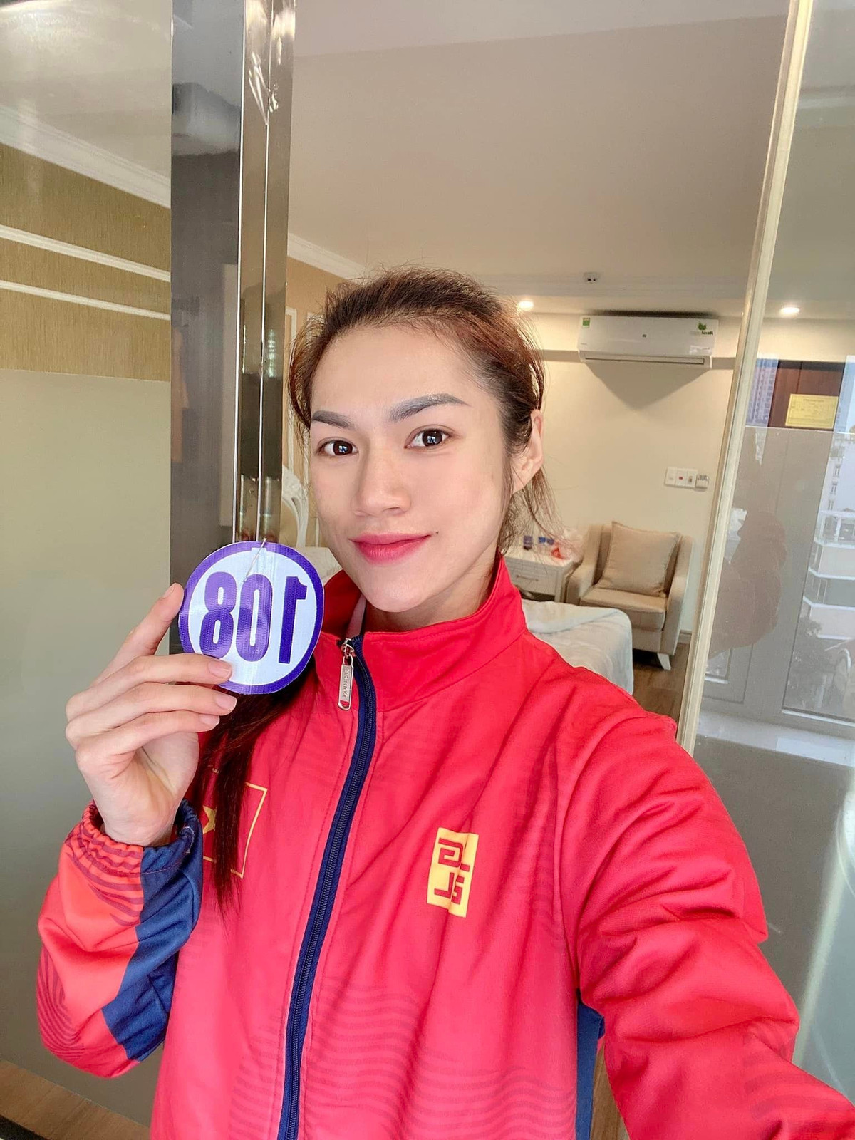 Người đẹp 23 tuổi này cũng khẳng định dù bên ngoài cơ bắp nhưng bên trong cô vẫn là một cô gái nữ tính, vì vậy việc cô mặc đầm, đi giày cao gót, trang điểm,… là điều rất bình thường.