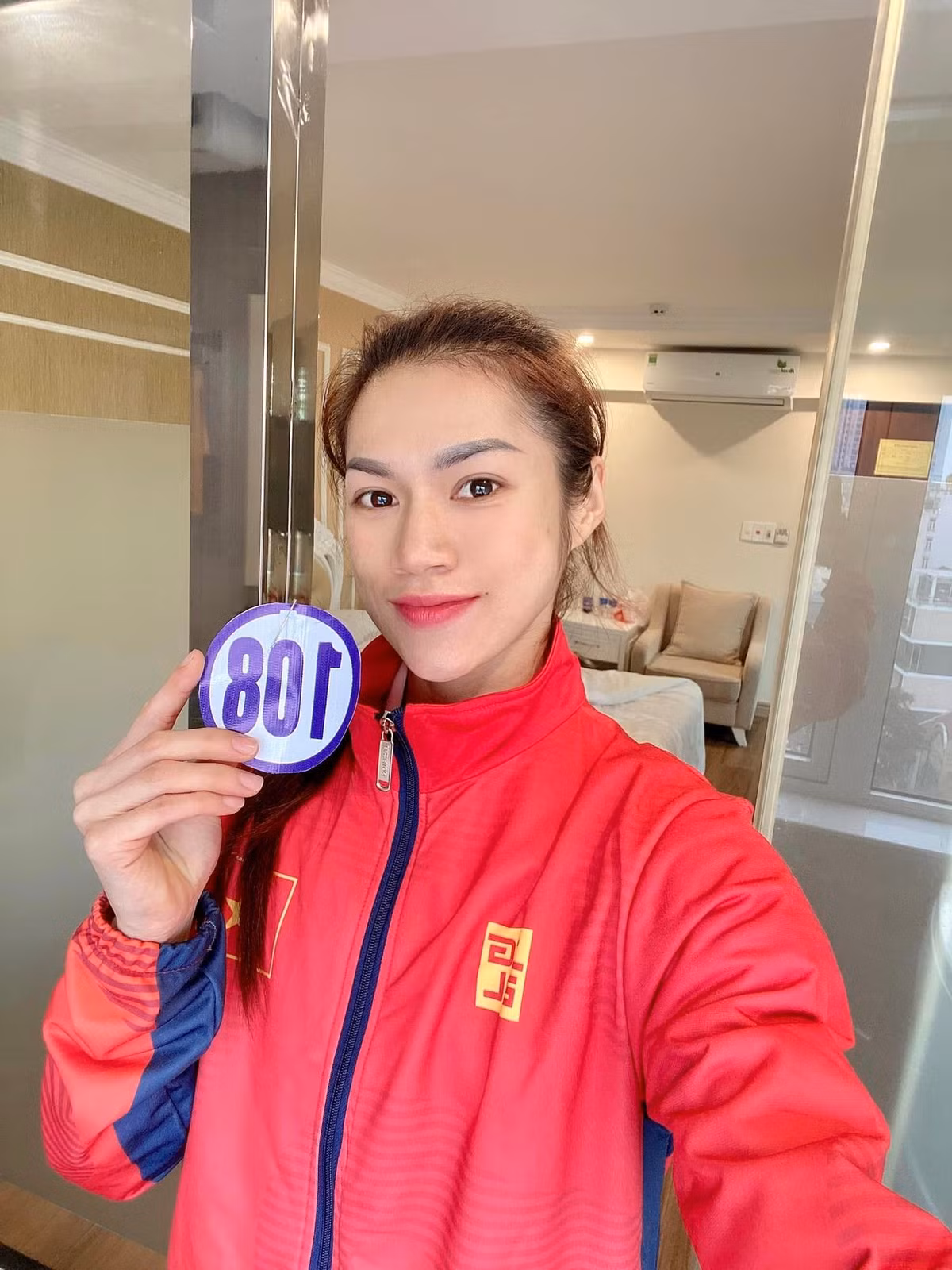 Người đẹp 23 tuổi này cũng khẳng định dù bên ngoài cơ bắp nhưng bên trong cô vẫn là một cô gái nữ tính, vì vậy việc cô mặc đầm, đi giày cao gót, trang điểm,… là điều rất bình thường.