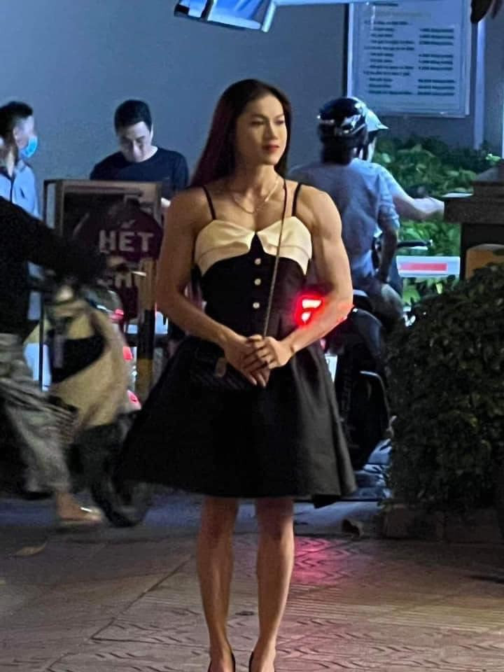 Mới đây Ny Ny bất ngờ “gây sốt” trên các trang mạng xã hội khi hình ảnh mặc váy điệu đà nhưng lộ hình thể cơ bắp. Ngay lập tức, bức ảnh đã gây ra nhiều tranh cãi trái chiều.