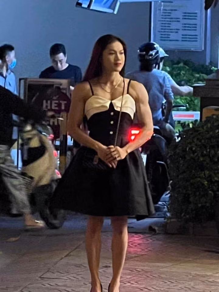 Mới đây Ny Ny bất ngờ “gây sốt” trên các trang mạng xã hội khi hình ảnh mặc váy điệu đà nhưng lộ hình thể cơ bắp. Ngay lập tức, bức ảnh đã gây ra nhiều tranh cãi trái chiều.