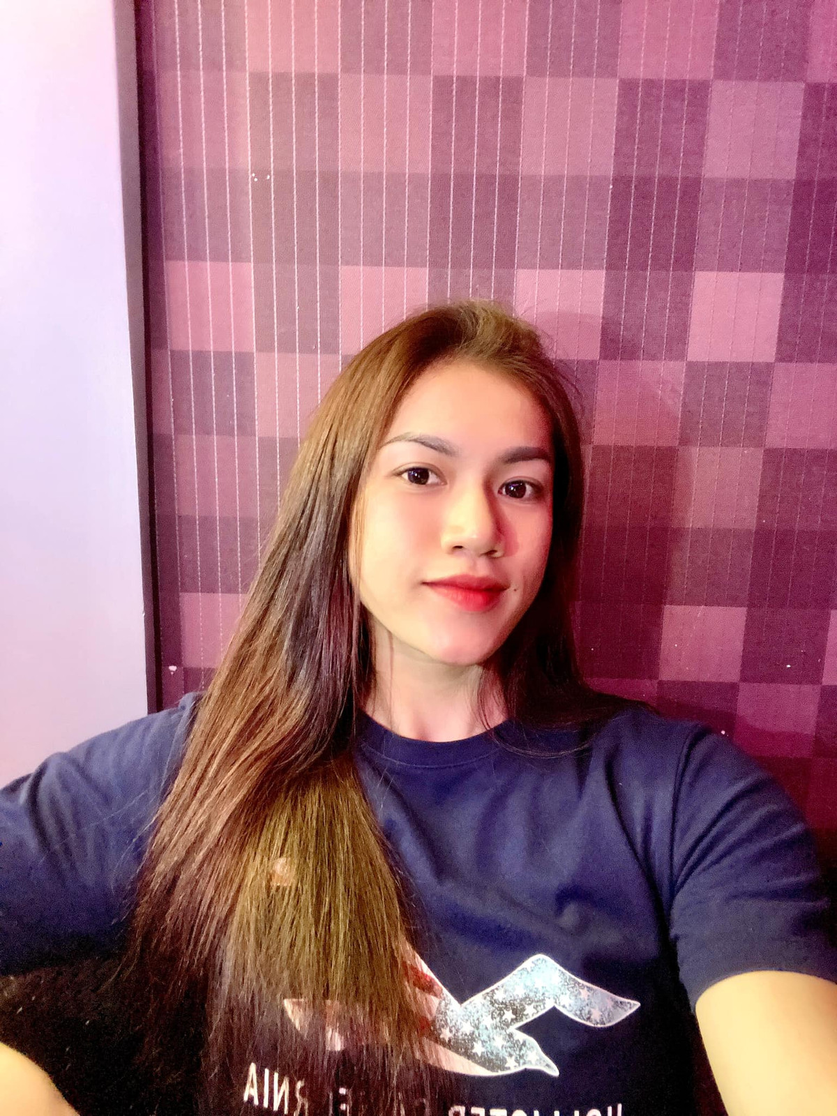 Không chỉ gặp phải sự phản đối của gia đình, người thân mà cô cũng thường nhận phải những xì xào, bàn tán của người xung quanh mỗi lần gặp trên đường.