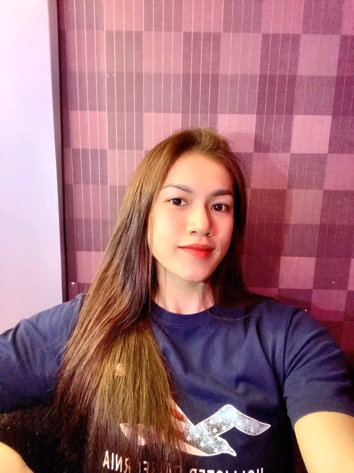 Không chỉ gặp phải sự phản đối của gia đình, người thân mà cô cũng thường nhận phải những xì xào, bàn tán của người xung quanh mỗi lần gặp trên đường.