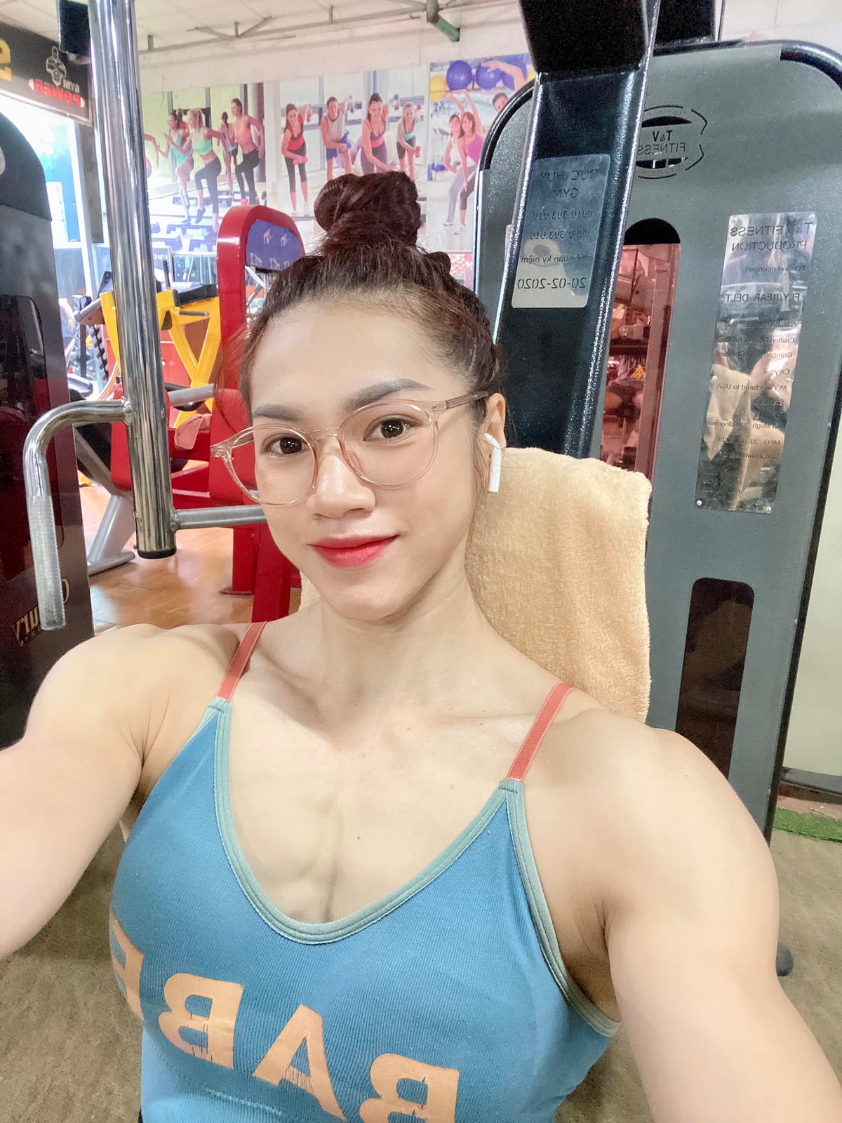 Sinh năm 1999 nhưng hot girl phòng gym đã có 5 năm gắn bó với bộ môn gym hạng nặng. Từ một cô nàng gầy gò, ốm yếu Ny Ny đã tìm đến với gym để mong cải thiện hình thể.
