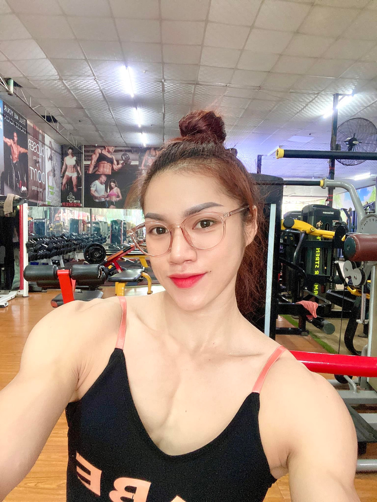 Trần Thị Ny (hay còn gọi là Ny Ny Trần) không phải là cái tên quá xa lạ trong cộng đồng yêu gym, cô nàng còn được mệnh danh là " búp bê cơ bắp".