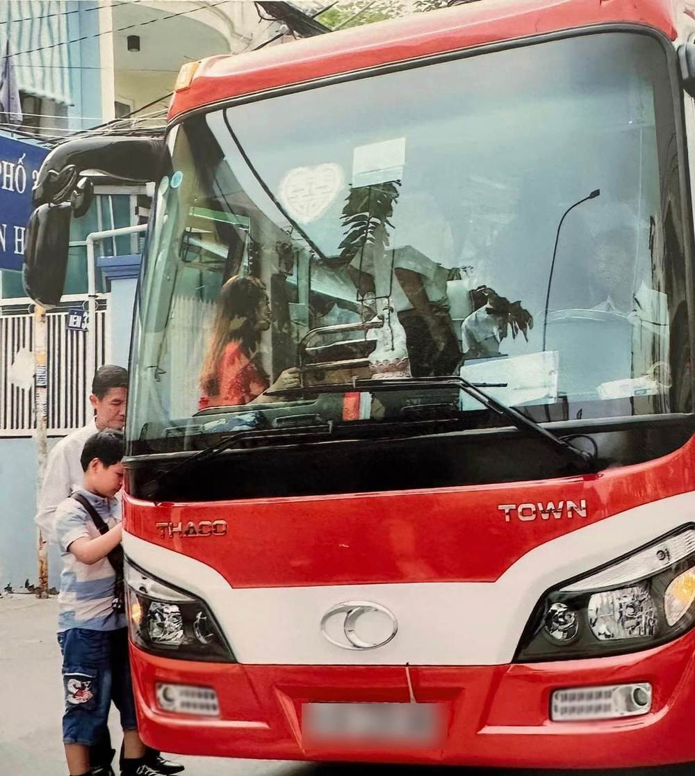 Xe buýt đưa dâu cũng có được một tấm hình "để đời" mặc dù đây là chi tiết không quan trọng. Ảnh: Thanh Trần