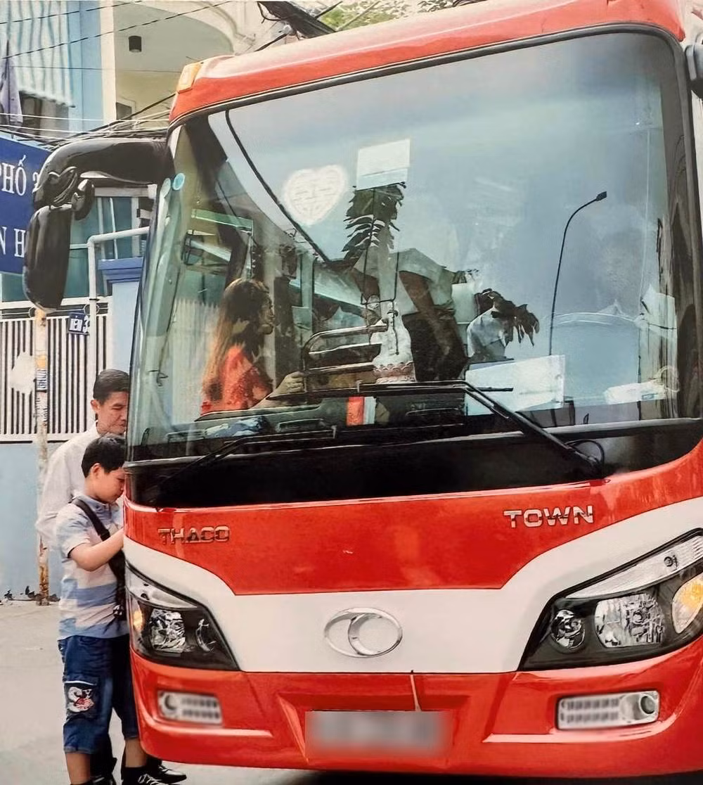 Xe buýt đưa dâu cũng có được một tấm hình "để đời" mặc dù đây là chi tiết không quan trọng. Ảnh: Thanh Trần