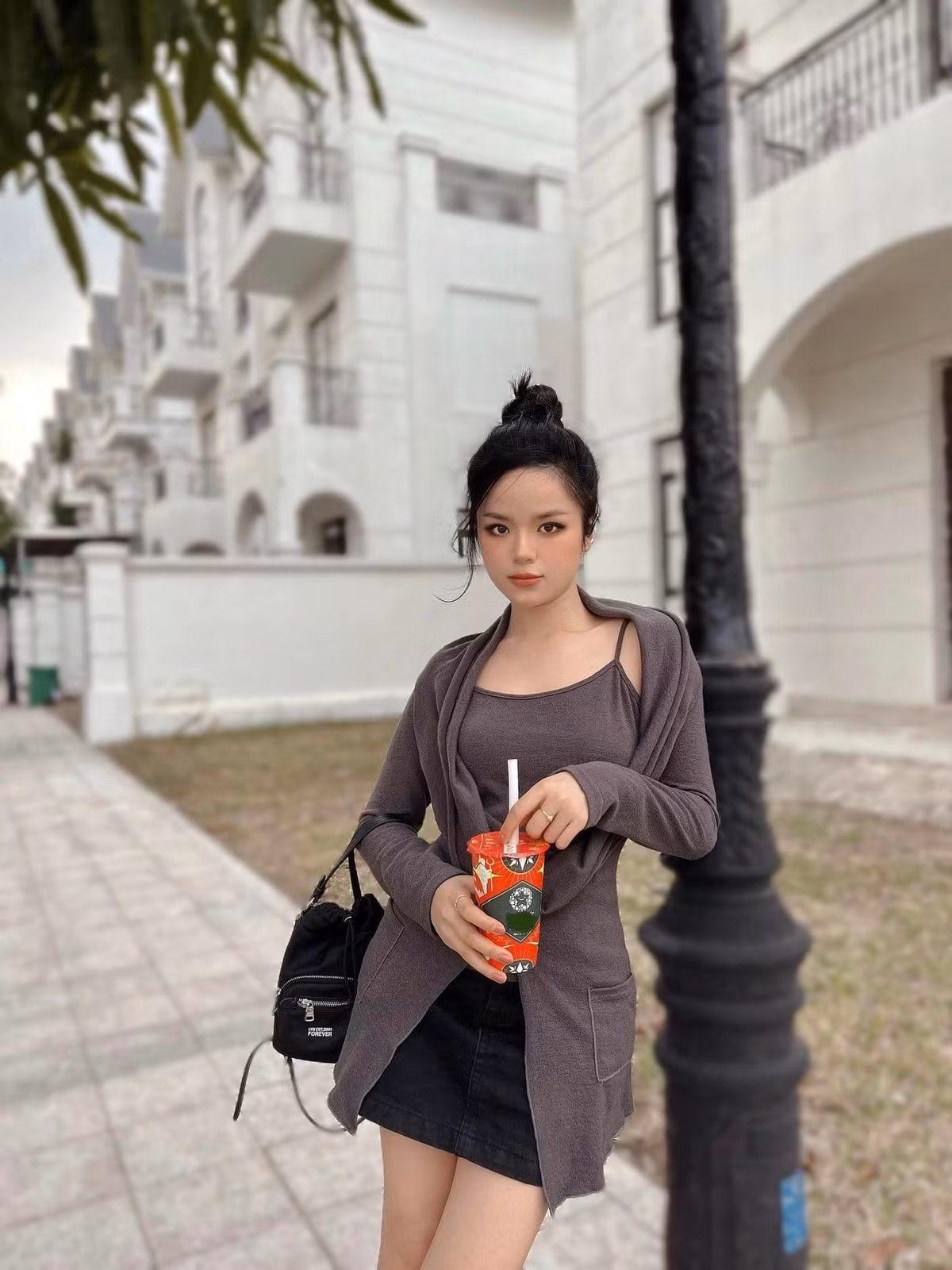 Chính nét đẹp hình thể cộng hưởng cùng gương mặt baby ngọt ngào, Hà Đan trong mọi bức ảnh đều long lanh hút mắt.