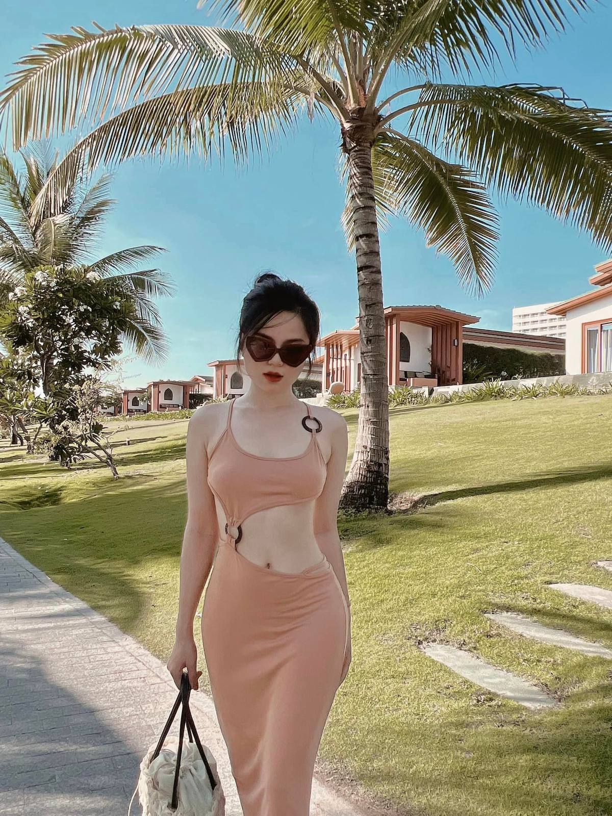 Có thể thấy, dù có chiều cao khiêm tốn nhưng Hà Đan vẫn hết sức nổi bật nhờ biết cách chọn đồ tôn dáng.