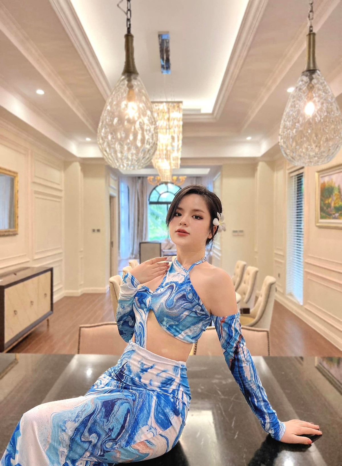 Trong chuyến du lịch tại Phú Quốc, MC VTV diện chiếc váy cut-out độc đáo, được nhiều người dí dỏm ví như “cái bang”.