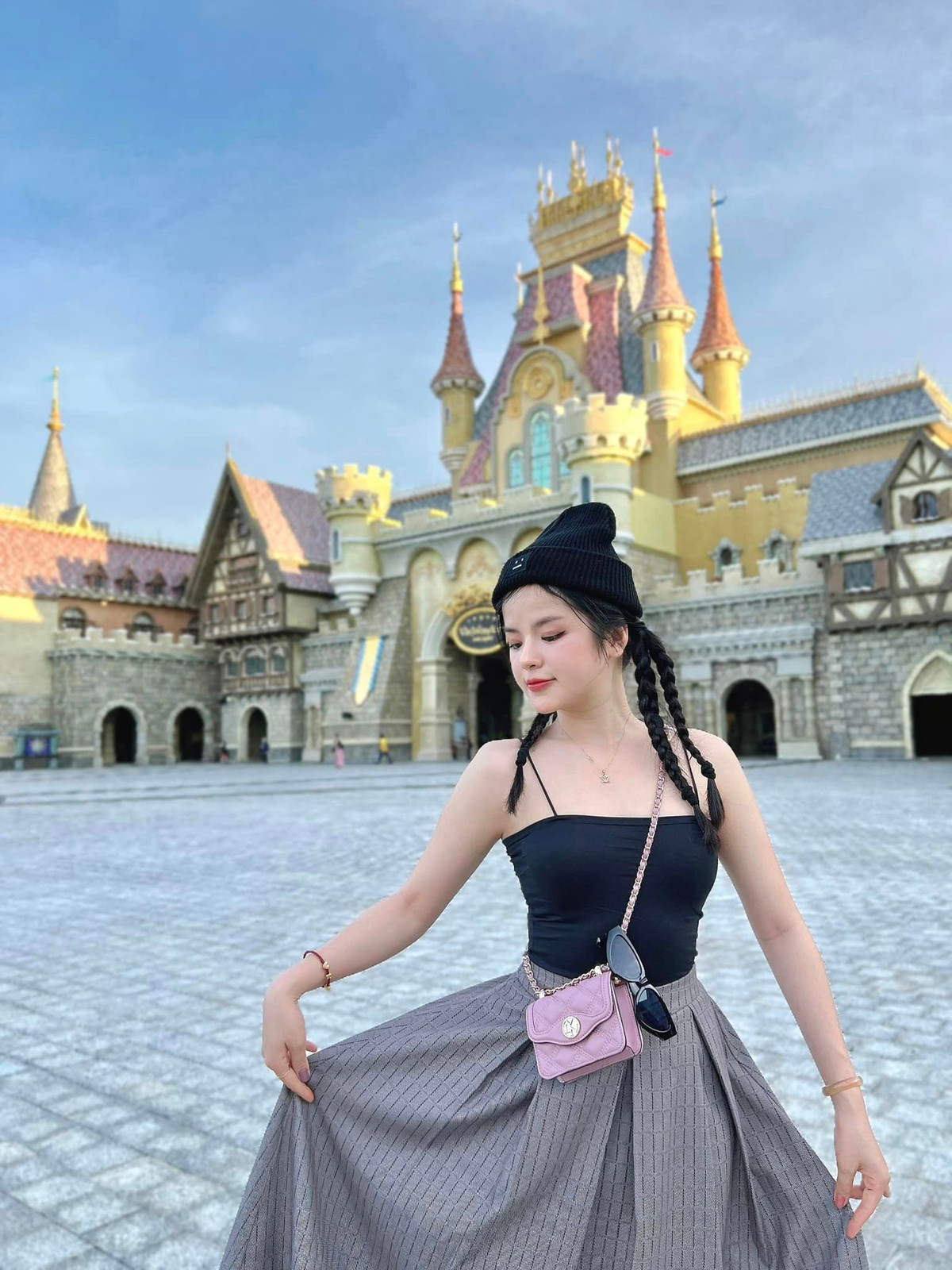 Bên cạnh lối ăn mặc khéo léo, người đẹp còn sở hữu 3 vòng với số đo chuẩn nên lại càng tạo cho người đối diện cảm giác cao hơn tới chục cm.