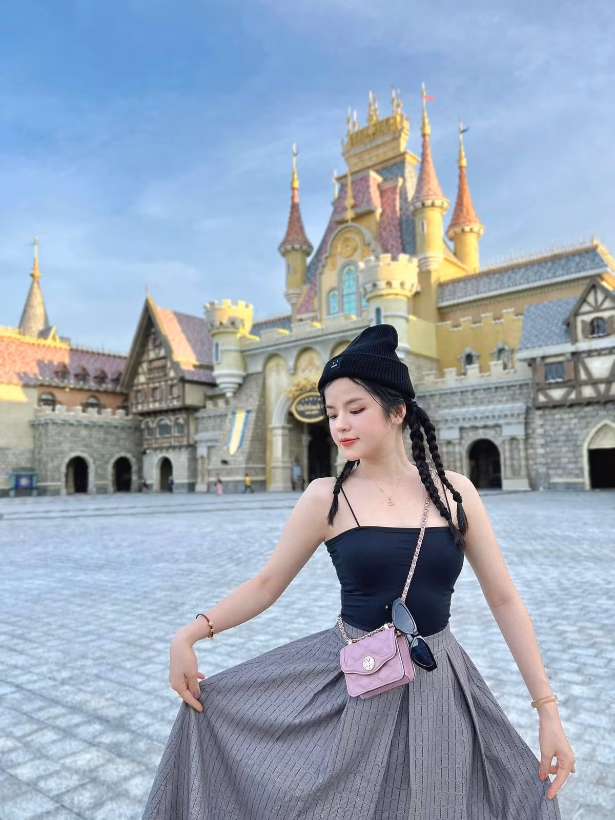 Bên cạnh lối ăn mặc khéo léo, người đẹp còn sở hữu 3 vòng với số đo chuẩn nên lại càng tạo cho người đối diện cảm giác cao hơn tới chục cm.