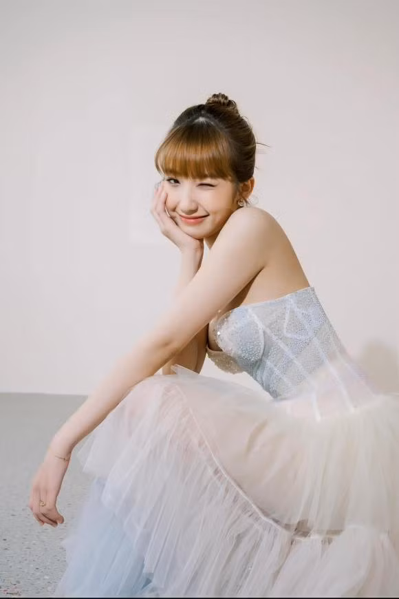 Nối gót các hot girl "theo chồng bỏ cuộc chơi", mới đây TikToker Lê Thị Khánh Huyền bất ngờ kết hôn với thiếu gia Duy Nhỏ (Bụt). Nữ TikToker diện chiếc váy trắng tinh khôi cùng lối trang điểm nhẹ nhàng, còn bạn trai thiếu gia lại khoác trên mình bộ vest lịch thiệp.