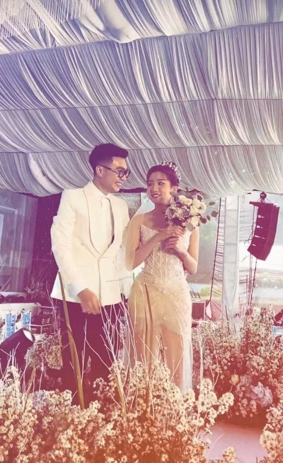 Lê Thị Khánh Huyền là nàng hot girl TikTok sở hữu hàng triệu người theo dõi với nhan sắc quyến rũ. Còn Duy Nhỏ là thiếu gia có cuộc sống giàu sang, chơi thân với nhiều streamer đình đám. Duy Nhỏ còn được biết đến nhiều hơn sau khi chia tay bạn gái cũ Linh Ngọc Đàm.