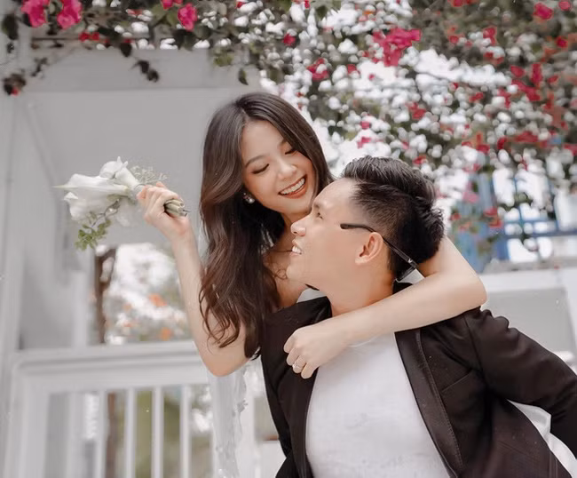 Kể từ đó, Thu Giang rất ít khi xuất hiện trên mặt báo. Tuy nhiên, ghé thăm Facebook cá nhân có thể thấy cuộc sống sung sướng của cô nàng.