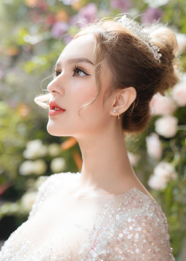 Trước đó hot girl Xoài Non là cái tên nổi tiếng MXH khi lấy chồng đại gia ở tuổi còn quá trẻ, được biết khi cô đến thời điểm đủ tuổi lấy chồng thì Xemesis đã nhanh chóng "chốt đơn", tổ chức đám cưới đình đám.