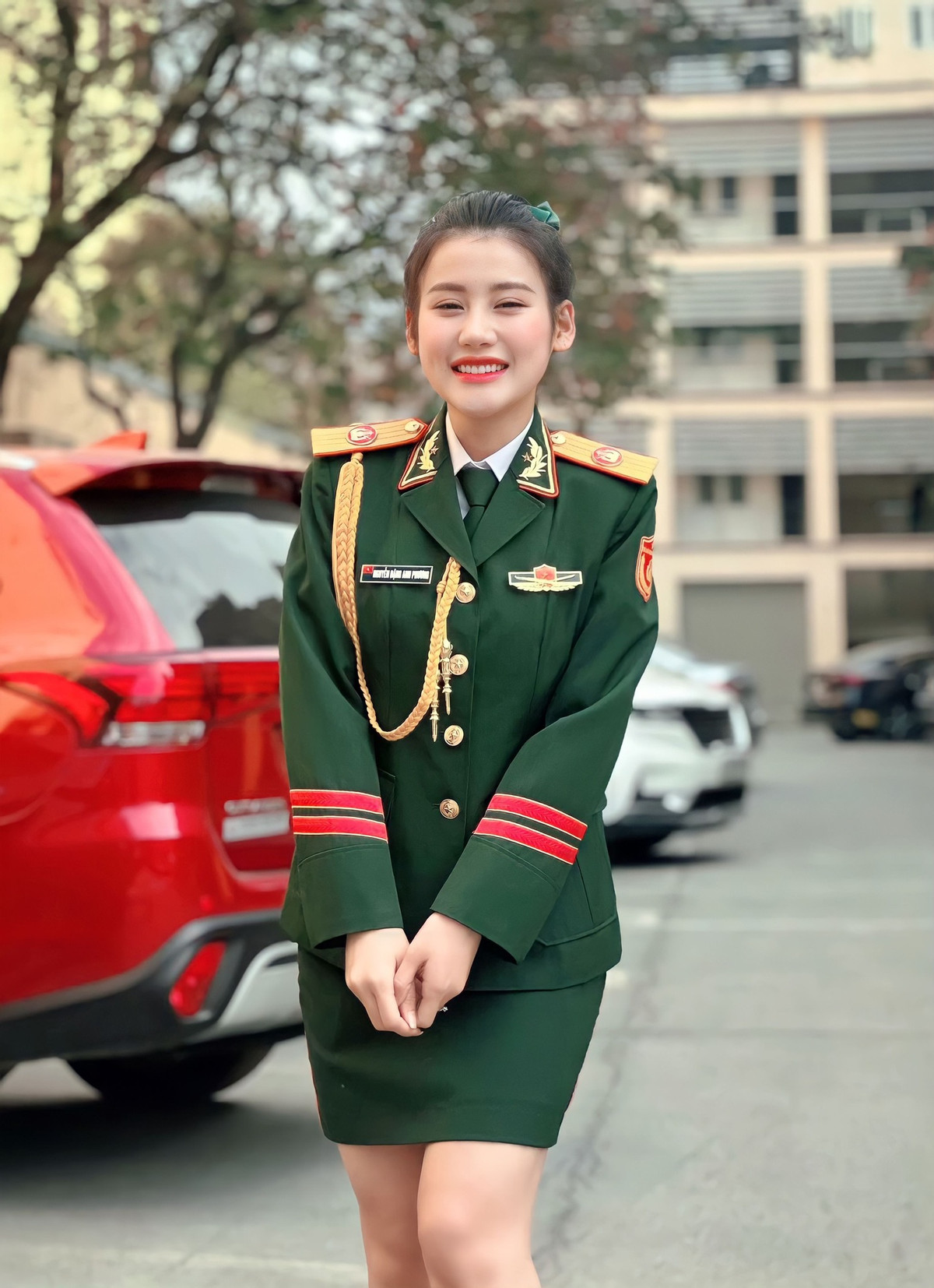 Trên trang cá nhân cô thường xuyên chia sẻ khoảnh khắc diện quân phục vô cùng xinh đẹp, đốn tim nhiều người.