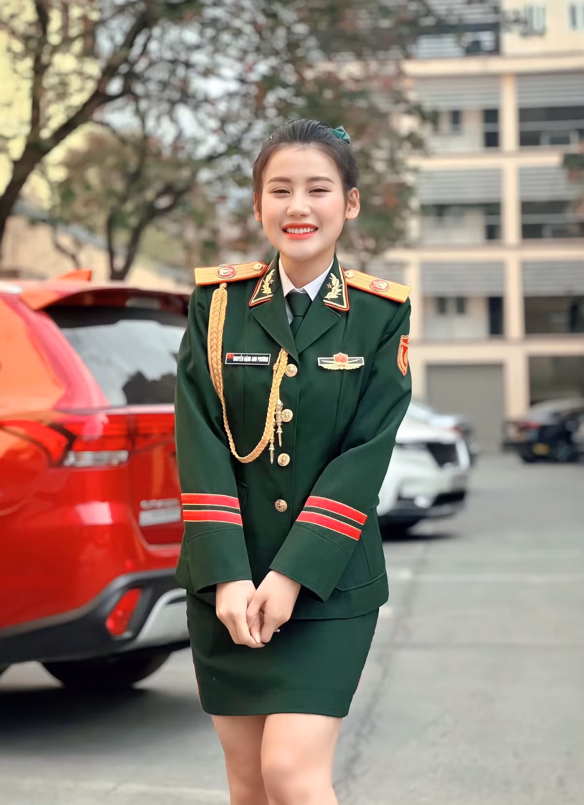 Trên trang cá nhân cô thường xuyên chia sẻ khoảnh khắc diện quân phục vô cùng xinh đẹp, đốn tim nhiều người.