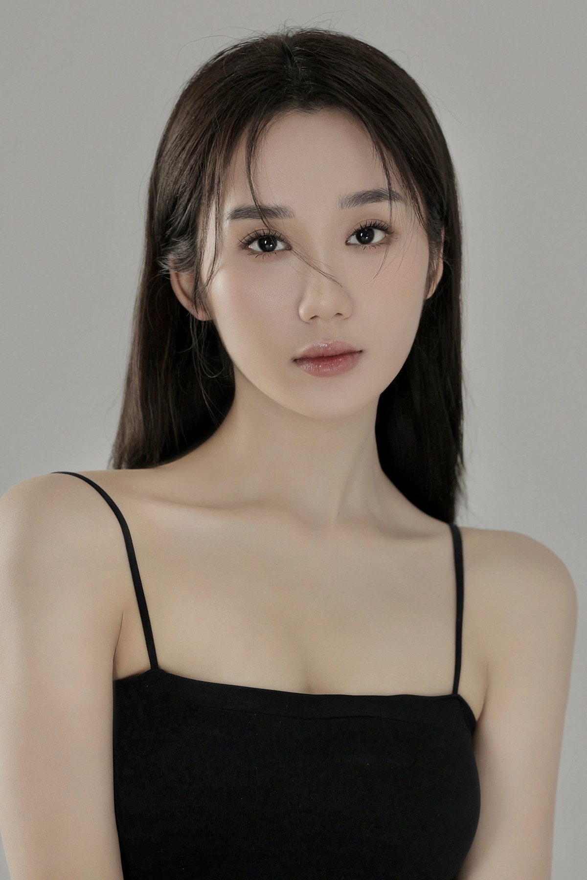 Tháng 3/2019, bức ảnh cô mặc quân phục lan truyền trên mạng xã hội, Mina được nhiều người biết đến hơn.