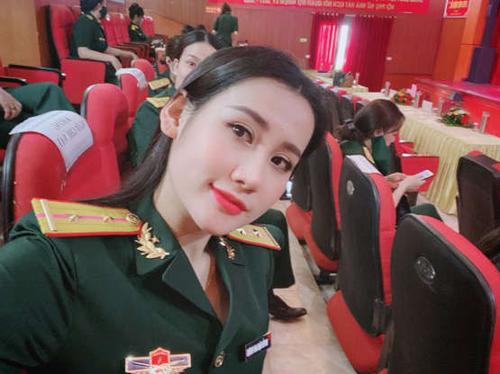 Nguyễn Đặng Anh Phương là "hot girl quân nhân" từng nổi đình đám trên MXH nhờ những khoảnh khắc mặc trang phục quân đội vô cùng xinh đẹp.