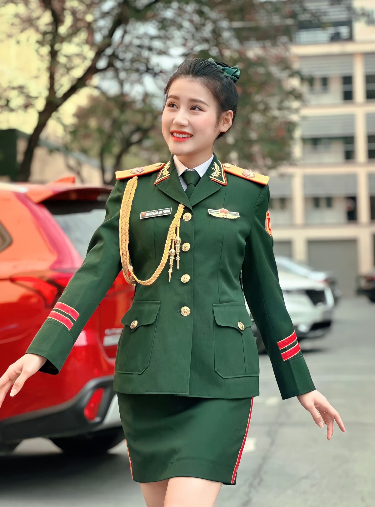 Cô Trung úy xinh đẹp Anh Phương còn được biết đến là một MC, diễn viên, người mẫu tự do.