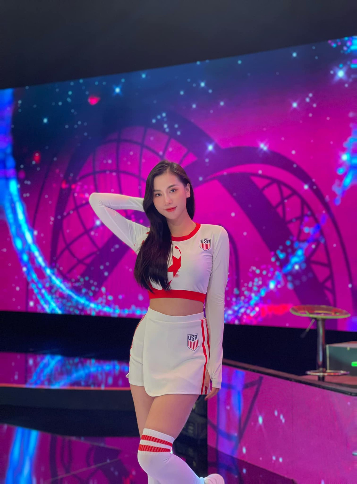 Hot girl Phạm Ngọc cũng là một trong những người đẹp được nhiều bạn trẻ Hà Thành biết đến, đặc biệt là từ khi cô nàng xuất hiện trong chương trình Nóng cùng World Cup.