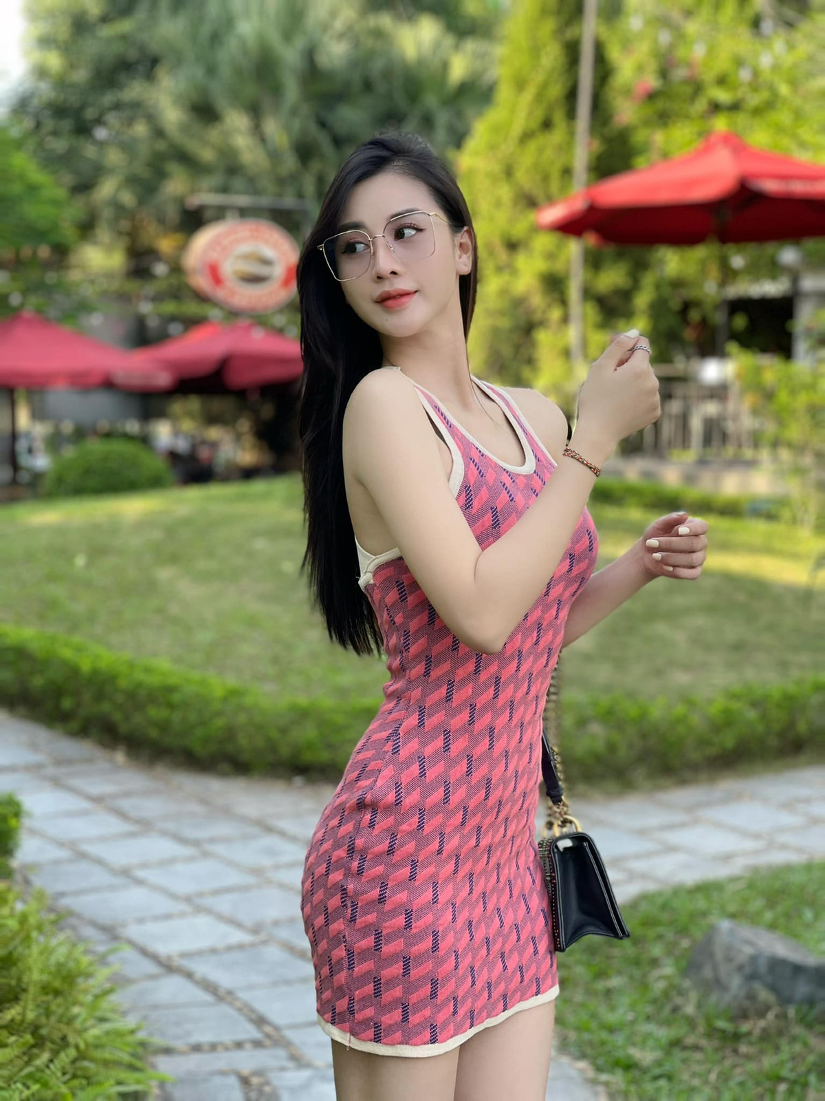 Chẳng những gây chú ý với mọi người bởi học vấn cao, thông minh và tài giỏi mà người đẹp Hà Tĩnh còn khiến mọi người tan chảy trước vẻ đẹp sắc sảo cùng body nóng bỏng của mình.