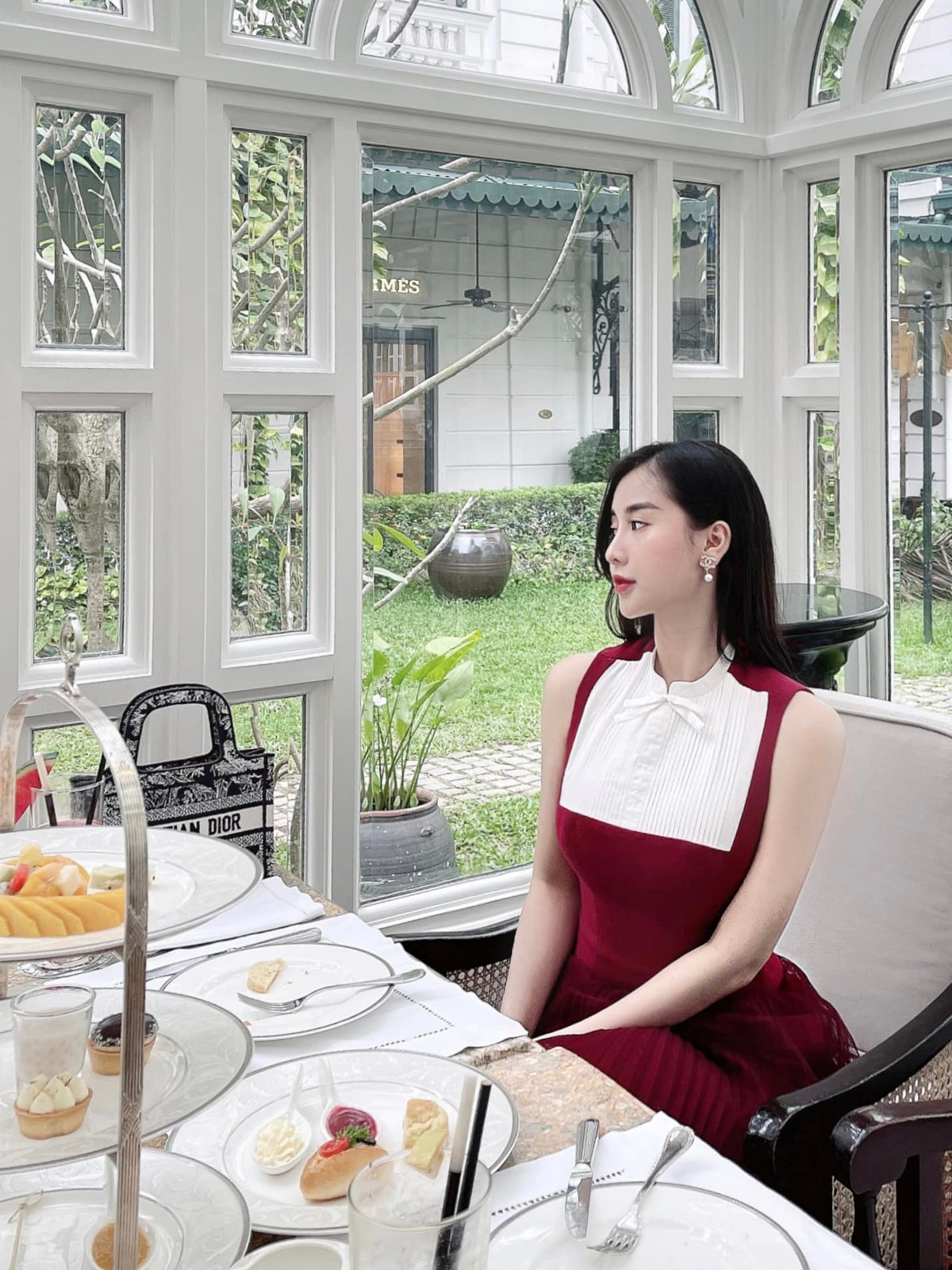 Cô từng có thời gian theo học tại Trường Cao đẳng Sư phạm Hà Nội.