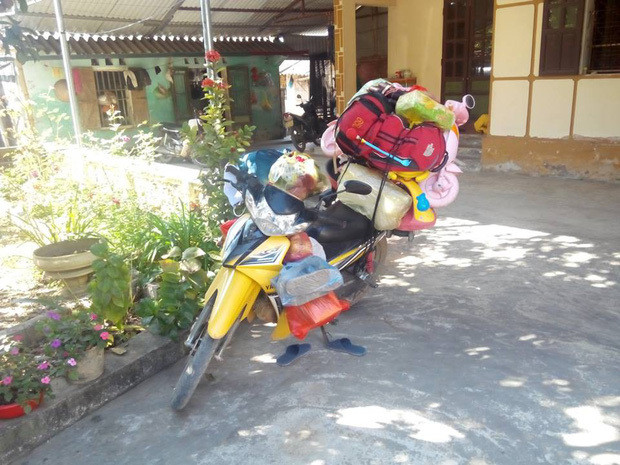 Thậm chí, có những người còn mang theo cả gà, vịt sống lên thành phố để dành ăn dần.