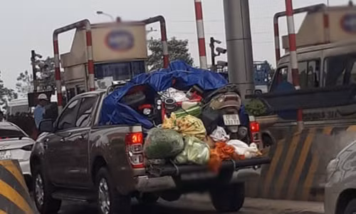 Điều đáng nói, ai cũng chất đầy ắp vali, xe những món quà quê của dịp Tết như bánh chưng, bánh ngọt, thịt, rau củ…