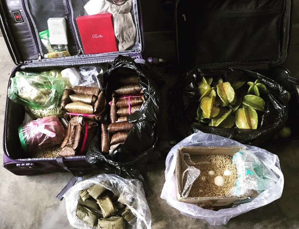 Nhà có bao nhiêu đồ từ nước ngọt, thịt, rau củ đều được gói lại để mang lên thành phố.