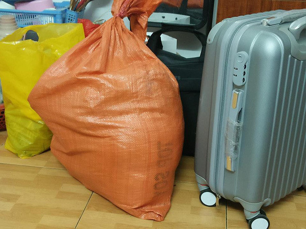 Chẳng phải thành phố không có, các bạn trẻ chịu khó xách bao nhiêu đồ đạc khi xa nhà cũng chỉ vì “bố mẹ thích” hay “có để ở nhà bố mẹ cũng chẳng ăn hết”.