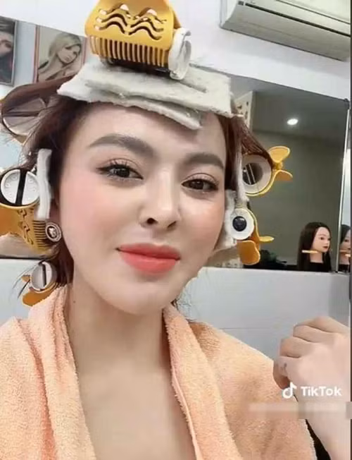 Từ clip cho thấy, trong khi làm đẹp, cô còn liên tục trò chuyện với thợ làm đầu.