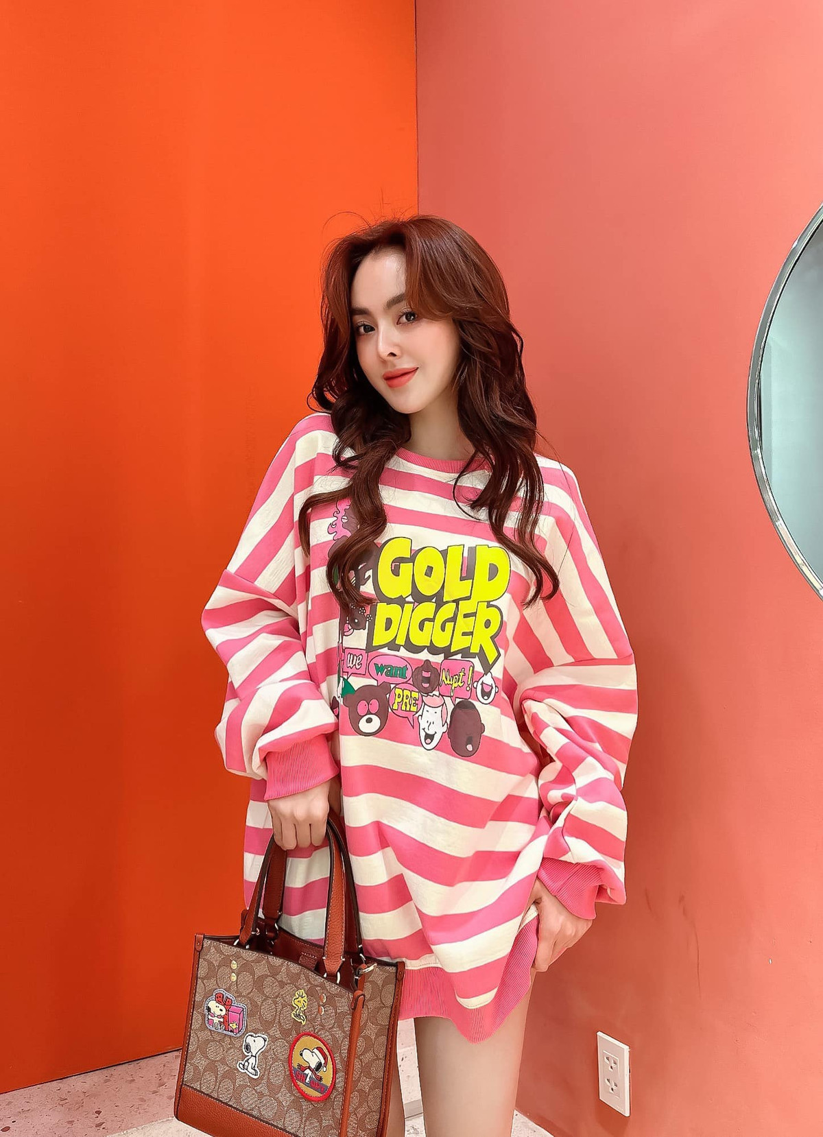 Mỗi khi đi dự sự kiện, cô thường chọn cho mình trang phục khoét xẻ táo bạo, khoe trọn vóc dáng eo thon.