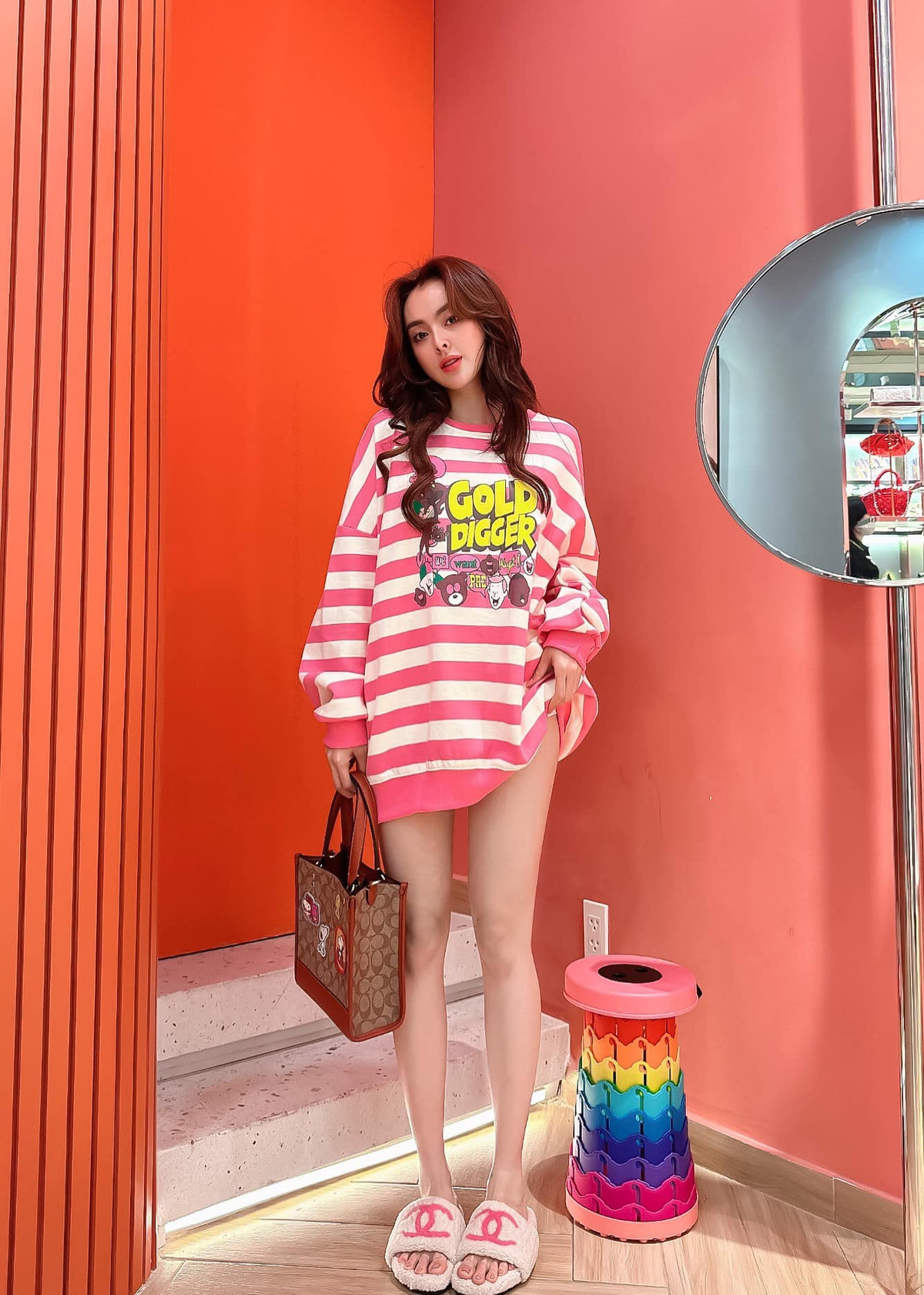 Loạt ảnh đăng tải của Trang Nemo lập tức gây chú ý lớn. Dù trang phục giúp cô khoe trọn làn da trắng, đôi chân thon thả nhưng phong cách ăn mặc này khiến nhiều người "đỏ mặt" vì kiểu thời trang quá táo bạo.