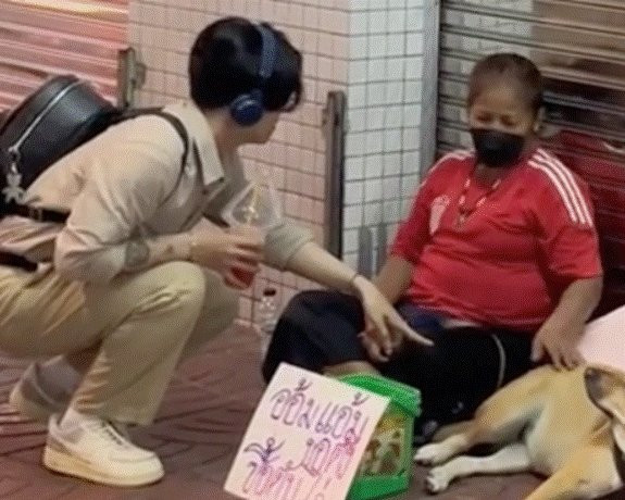 Trước đó, Nờ Ô Nô sang Thái Lan để là từ thiện và thực hiện nội dung "Người nghèo ăn gì Nờ Ô Nô cho ăn đó". Khi nhìn thấy một người phụ nữ bên đường, TikToker thị phi này đã tiến lại hỏi thăm và tặng số tiền 2000 baht (khoảng 1,3 triệu đồng).