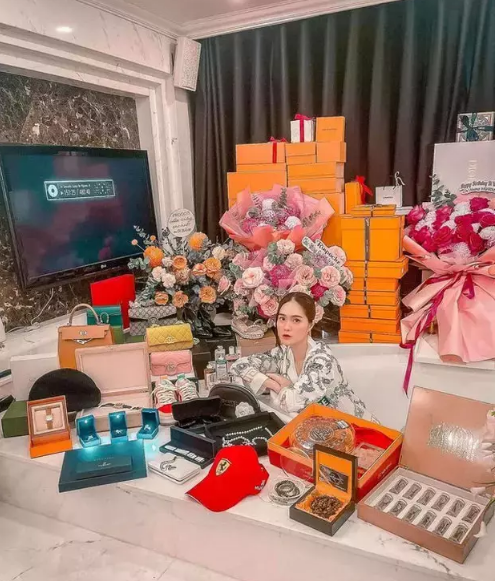 Hình ảnh Đoàn Di Băng ngập trong hàng hiệu trị giá 20 tỷ được chồng mua tặng.