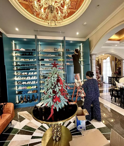 Thế nhưng, ông bố 3 con than thở, trong số đồ hiệu ấy, chỉ có một góc nhỏ là của mình, còn lại là của vợ.