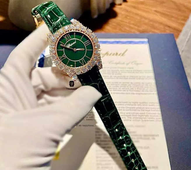Đồng hồ màu xanh lục trị giá 1,2 tỷ đồng của "nữ đại gia quận 7". Ảnh: Tổng hợp