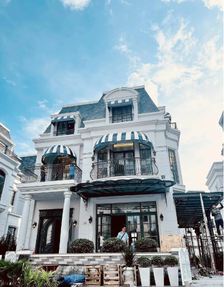 Theo những hình ảnh được vợ chồng Đoàn Di Băng tiết lộ, căn nhà có phong cách kiến trúc Indochine kết hợp với Art Deco.